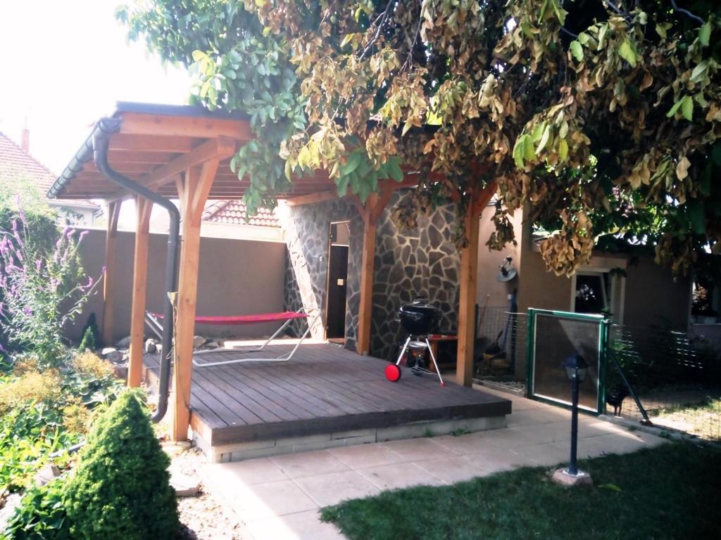 Walnut Apartment With Sauna And Pond Topoľčany Buitenkant foto